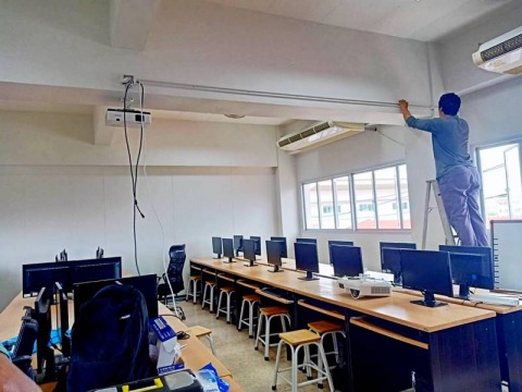 ติดตั้งจอโปรเจคเตอร์ไฟฟ้า