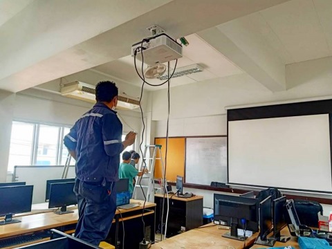 ช่างติดตั้งโปรเจคเตอร์