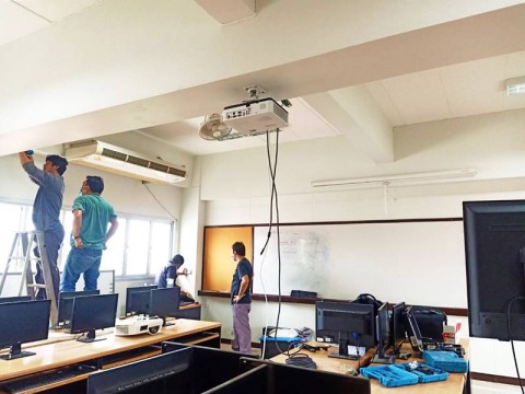 ทีมงานติดตั้งจอโปรเจคเตอร์